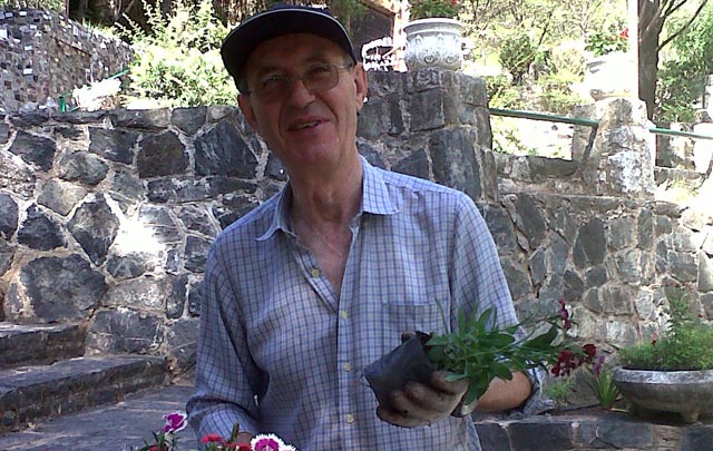 Antonio Jiménez, cura párroco de la Gruta arregla las plantas del lugar