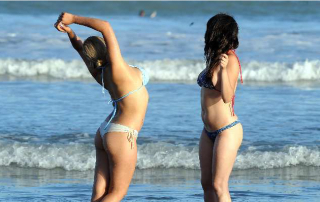 Bellas mujeres disfrutando del mar y del sol, una postal de la costa argentina.