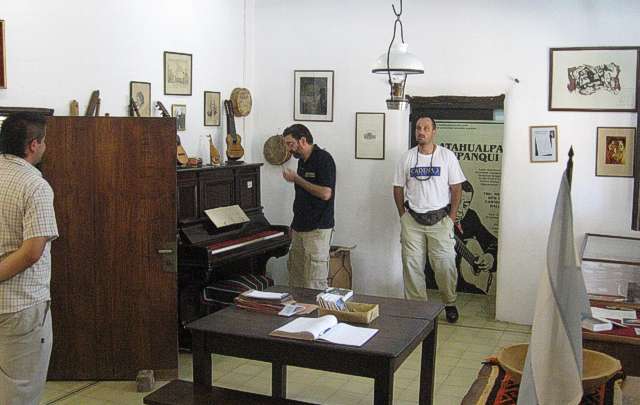 Chema Forte y Juan Pablo Viola recorren la casa museo de Atahualpa Yupanqui.