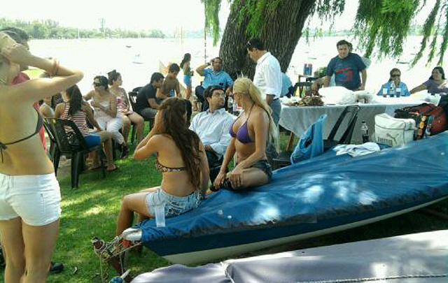 El set de grabación del clip en la costa del Lago San Roque