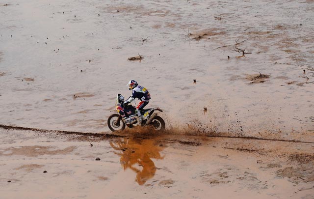 Los participantes en la duodécima etapa del Dakar