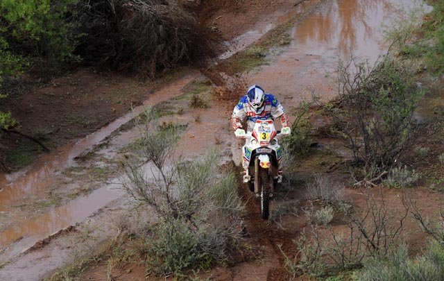 Los participantes en la duodécima etapa del Dakar