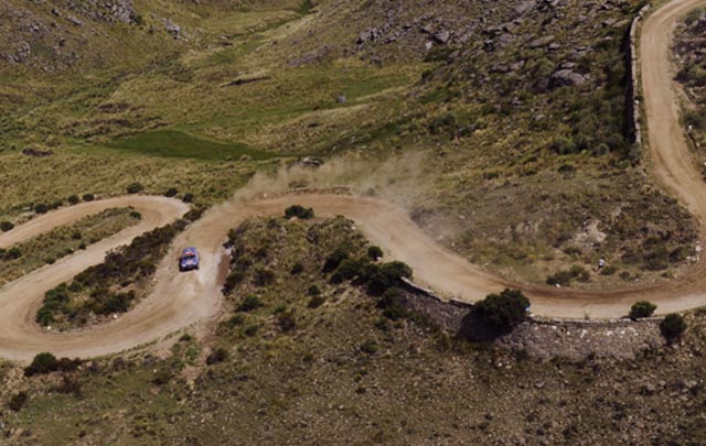 Los participantes en la duodécima etapa del Dakar