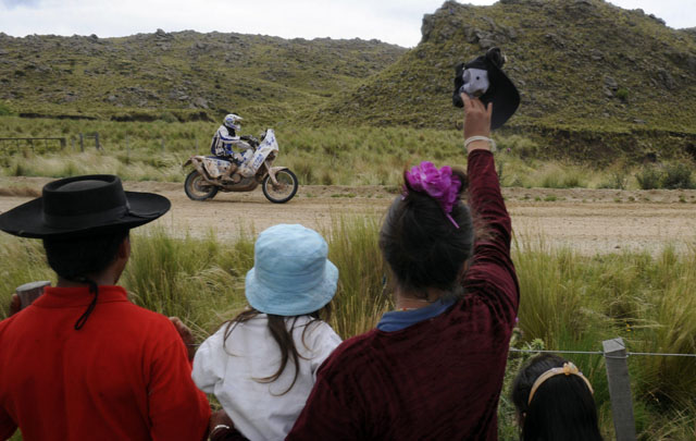 Los participantes en la duodécima etapa del Dakar