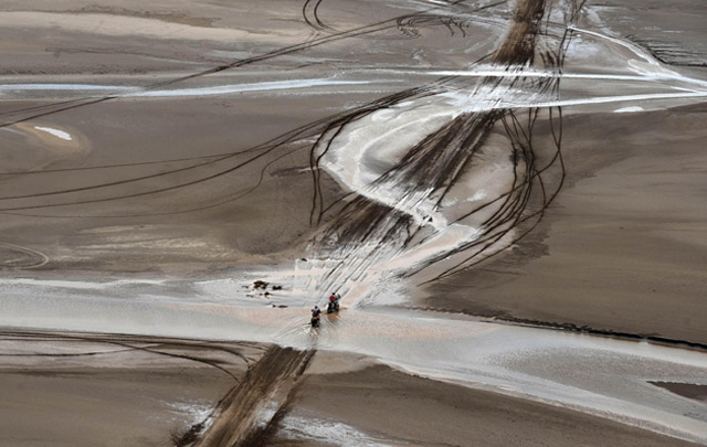 Los participantes en la duodécima etapa del Dakar
