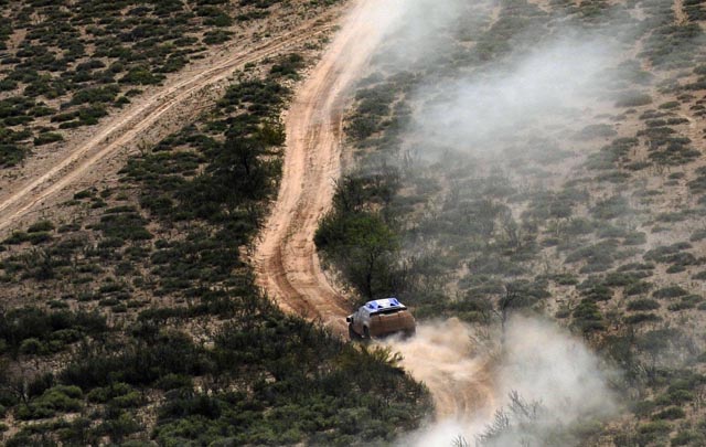 Los participantes en la duodécima etapa del Dakar