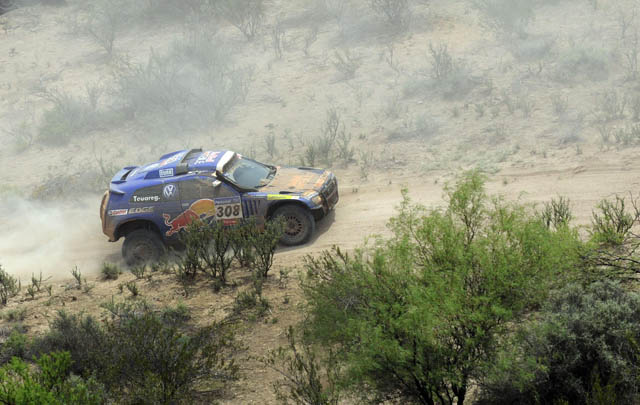 Los participantes en la duodécima etapa del Dakar