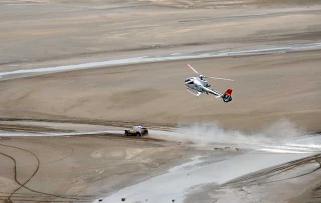 Los participantes en la duodécima etapa del Dakar