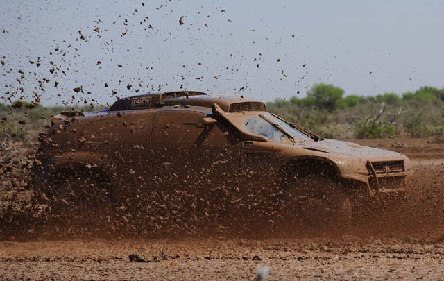 Los participantes en la duodécima etapa del Dakar