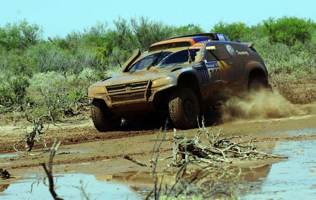 Los participantes en la duodécima etapa del Dakar