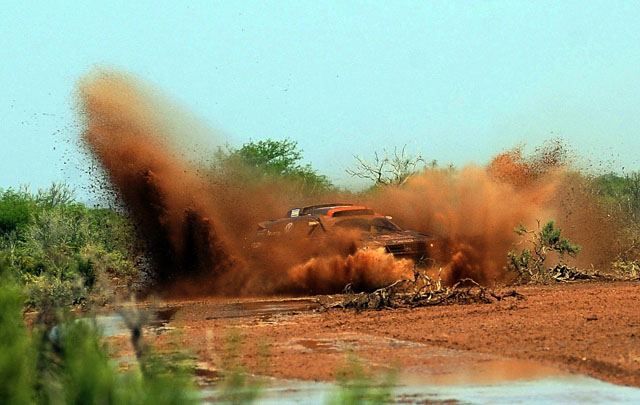 Los participantes en la duodécima etapa del Dakar