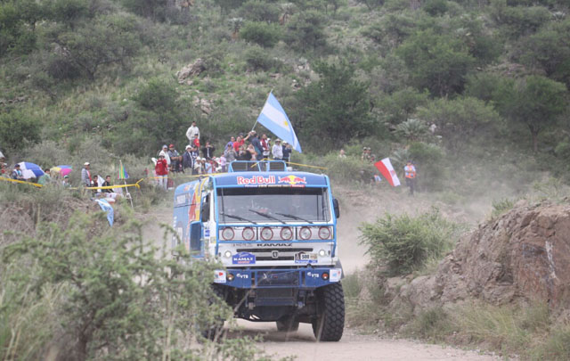 Los participantes en la duodécima etapa del Dakar
