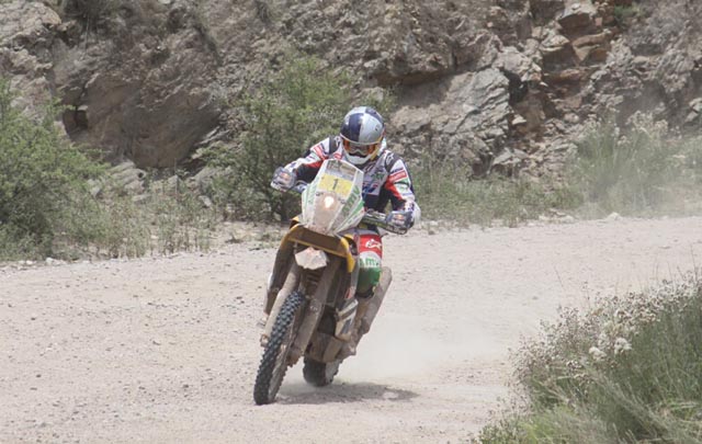 Los participantes en la duodécima etapa del Dakar