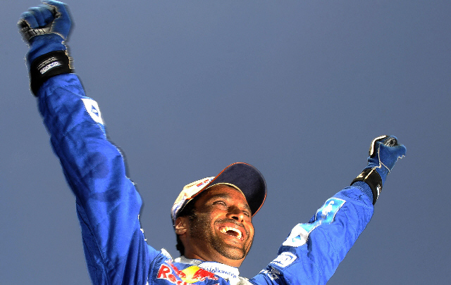 El piloto asiático desata su alegría tras imponerse en la competencia. 