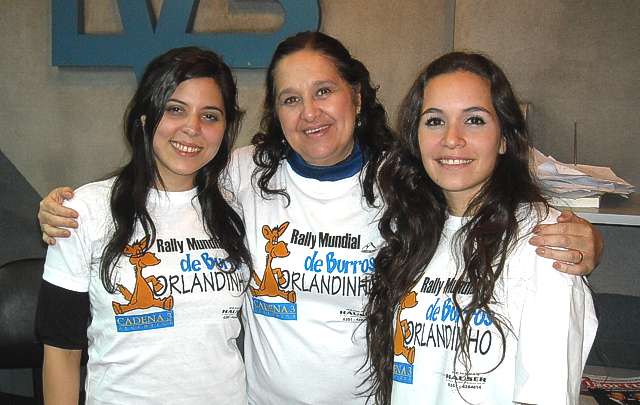 FOTO: ''Los ángeles de Mario'' lucen las camisetas oficiales del Rally de Burros 2011.