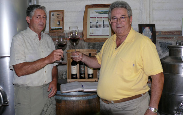 El ingeniero Astesano (izq.), junto a Edgardo Margara, en la bodega.