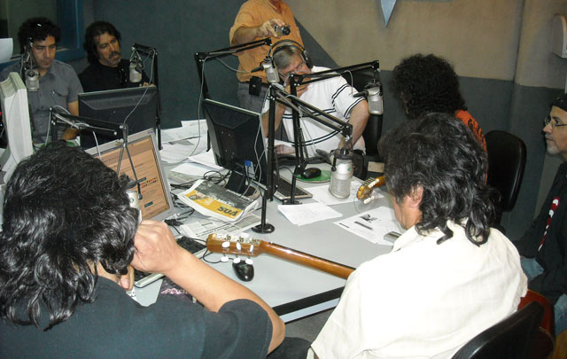 El grupo trasandino, junto a Rony Vargas en el estudio mayor de Cadena 3.