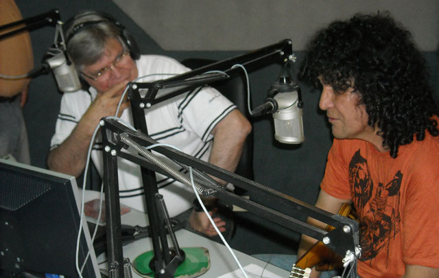 El grupo trasandino, junto a Rony Vargas en el estudio mayor de Cadena 3.