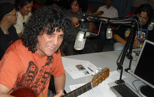 El grupo trasandino, junto a Rony Vargas en el estudio mayor de Cadena 3.
