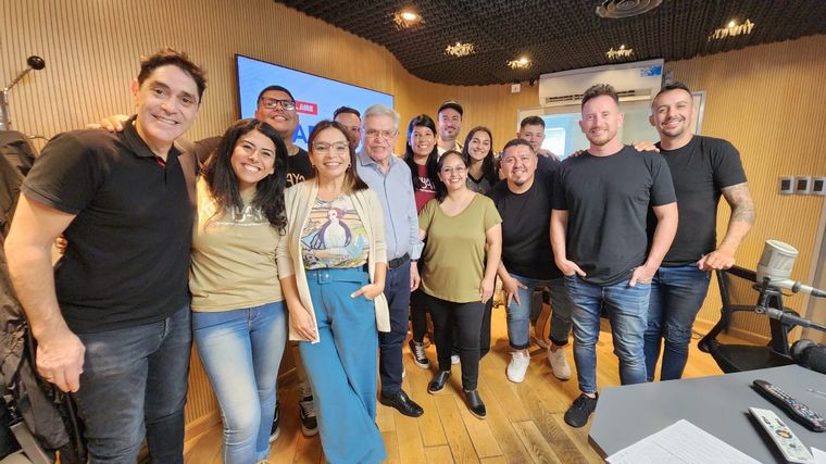EL Coro Gospel Kumbaya y el Grupo Ceibo llenaron de melodías a la radio