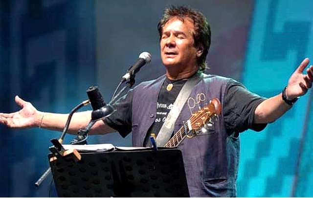 Víctor Heredia llenó de buenas canciones la Plaza Próspero Molina.