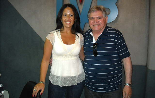 Silvia Mujica, junto al conductor de ''Viva la radio'', Rony Vargas. 