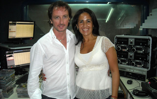 Silvia Mujica, junto al operador de ''Viva la radio'', Leo Cerrato. 