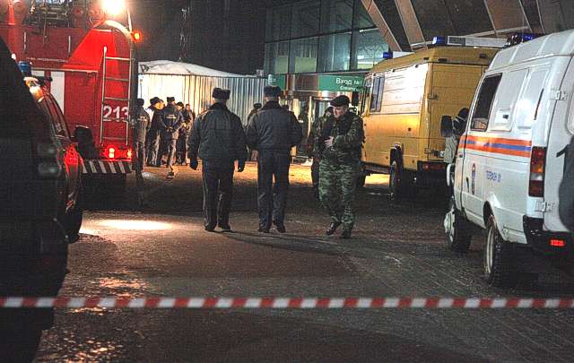Hay fuerte patrullaje policial en el aeropuerto de Moscú-Domodedovo.