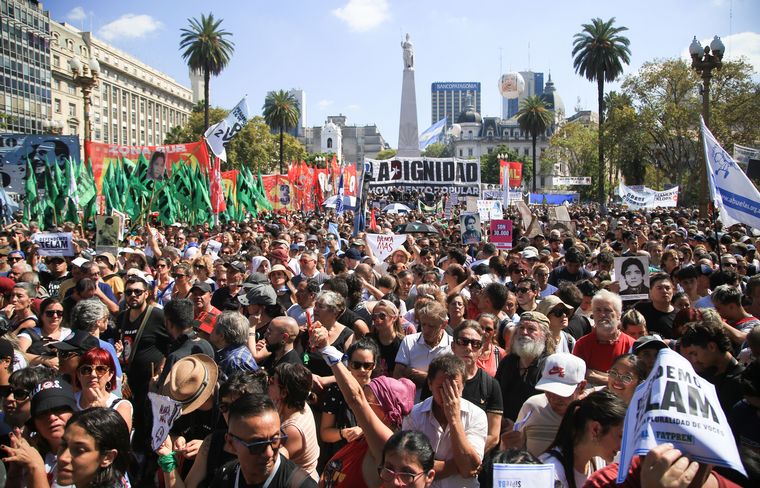 FOTO: Gran movilización por el Día de la Memoria en Plaza de Mayo.