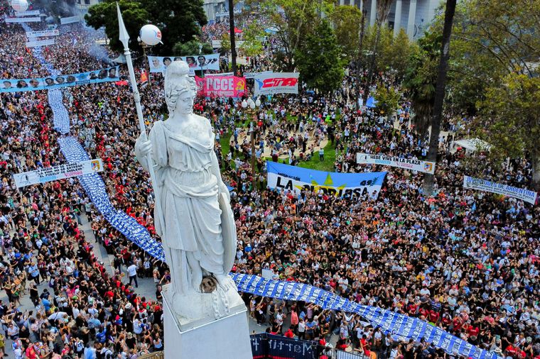 FOTO: Gran movilización por el Día de la Memoria en Plaza de Mayo.