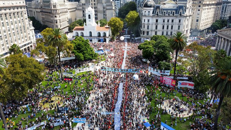 FOTO: Gran movilización por el Día de la Memoria en Plaza de Mayo.