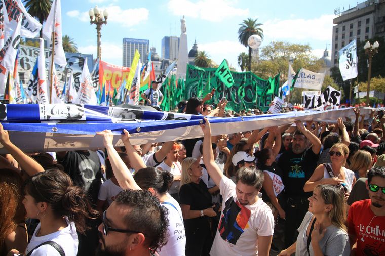 FOTO: Gran movilización por el Día de la Memoria en Plaza de Mayo.