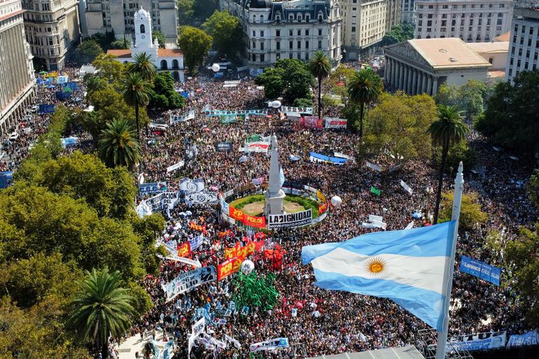 FOTO: Gran movilización por el Día de la Memoria en Plaza de Mayo.