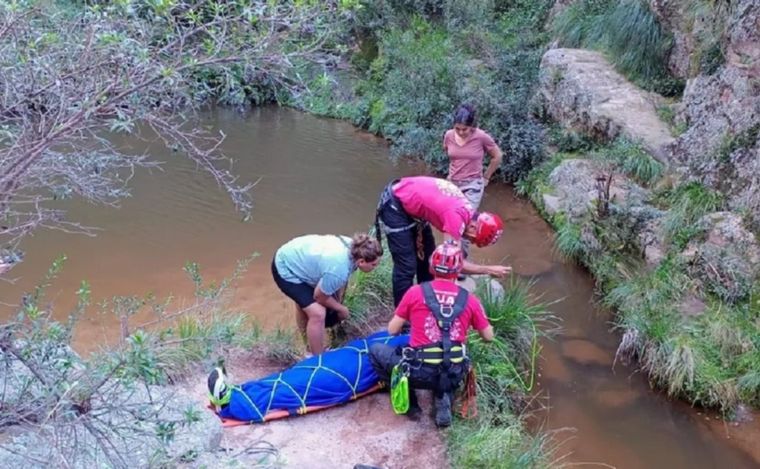Una joven cayó de un puente de 30 metros de altura en Copina. (Foto: NA)