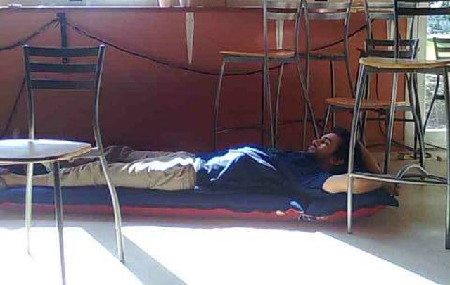 Los muchachos descansan en colchonetas en la cantina.
