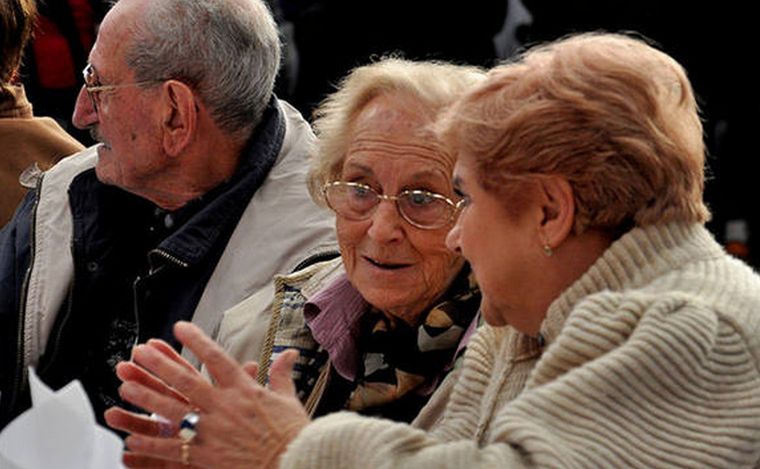 FOTO: A qué edad podrán jubilarse hombres y mujeres según la Ley Ómnibus