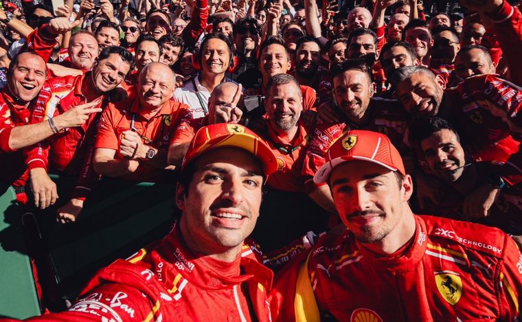 FOTO: La 'selfie' de Sainz Jr. con Leclerc y el equipo Ferrari en Melbourne