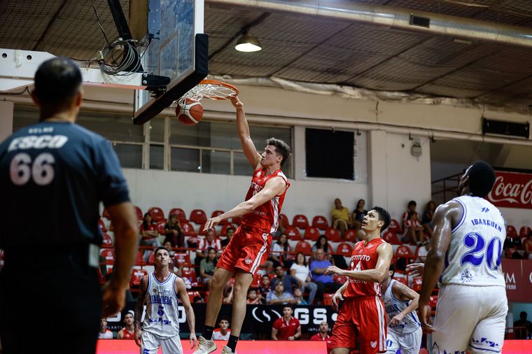 Bautista Lugarini hunde la pelota en el aro. (Foto: LNB)
