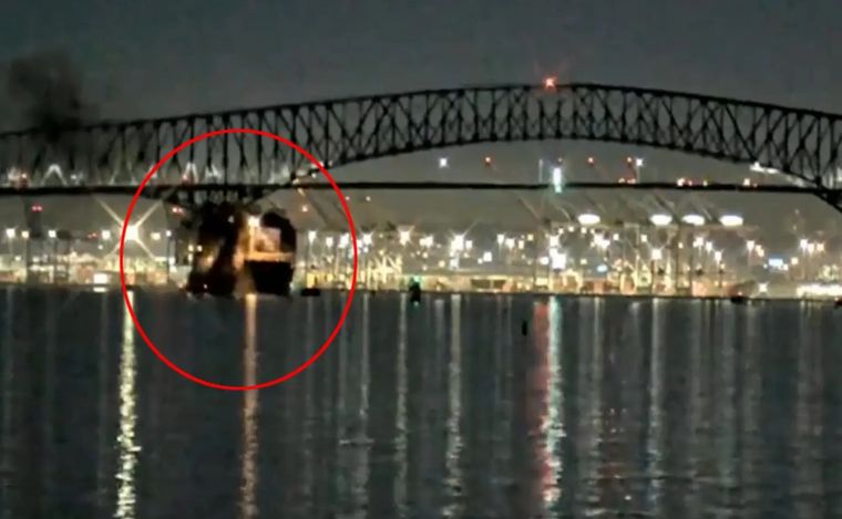 FOTO: El momento en que el barco colisiona contra un pilar del puente (Captura de video)