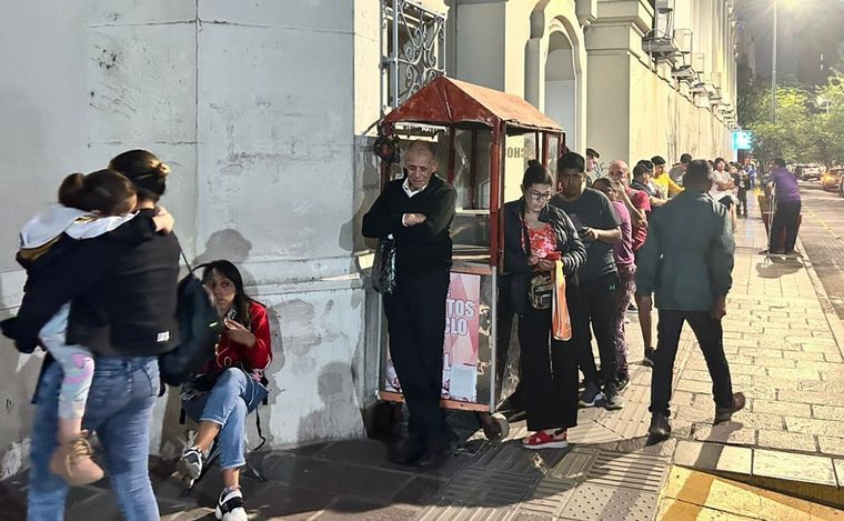Largas filas en la Anses de calle Rosario de Santa Fe.
