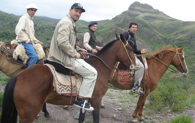 FOTO: El cronista Juan Pablo Viola cabalgando con los guías en el Cerro Colchiquí.