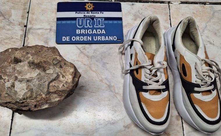 Las autoridades secuestraron la piedra con la que se sospecha que rompió la vidriera.