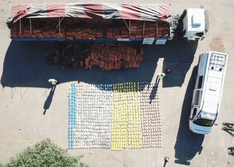 FOTO: Secuestraron más de 860 kilos de cocaína camuflados en un cargamento de zapallos.
