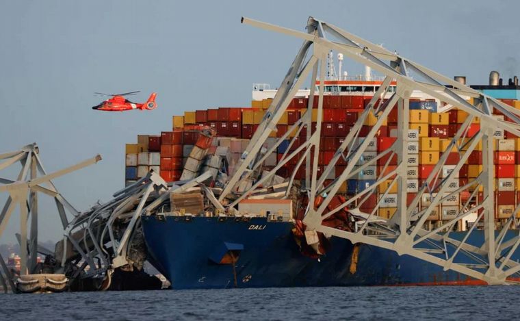 FOTO: El buque de carga Dali que se estrelló contra el puente.