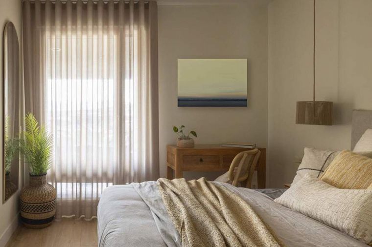 Los tonos neutros, los muebles de madera y las lámparas de fibras naturales destilan 