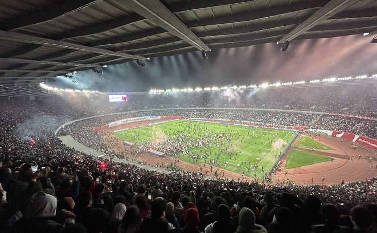 Los fanáticos georgianos invadieron la cancha tras la victoria. (Foto:@GeorgianFooty)