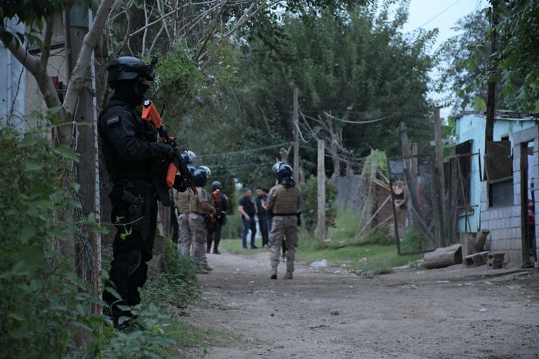 La Policía montó un operativo en Villa La Lonja con cuatro detenidos. 