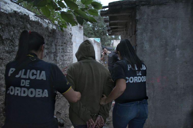 FOTO: La Policía montó un operativo en Villa La Lonja con cuatro detenidos. 