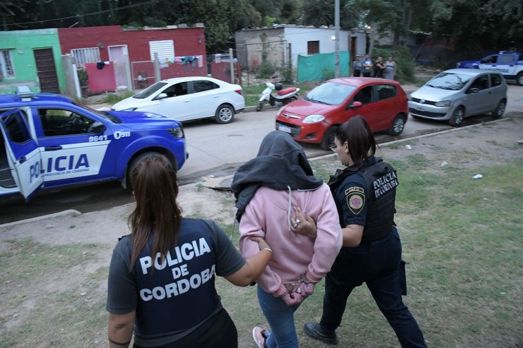 La Policía montó un operativo en Villa La Lonja con cuatro detenidos. 