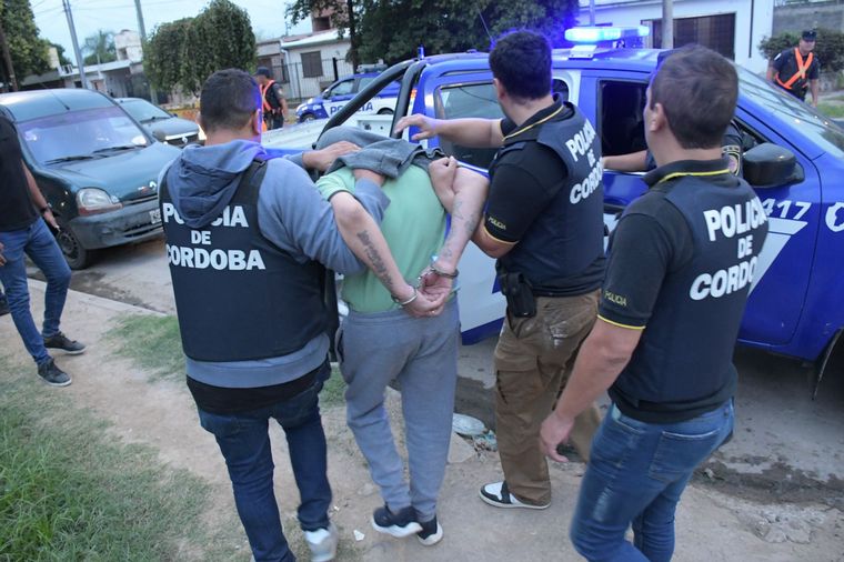 FOTO: La Policía montó un operativo en Villa La Lonja con cuatro detenidos. 